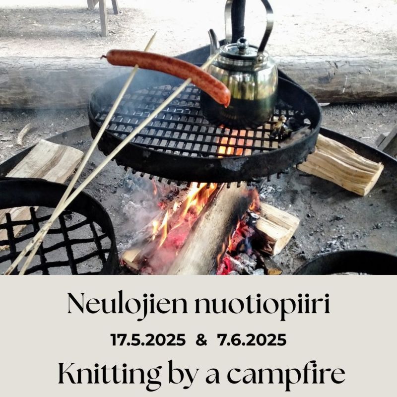 Kuvassa palava nuotio, jonka päällä kuumenee metallipannussa nuotiokahvit ja etualalla makkara paistumassa.